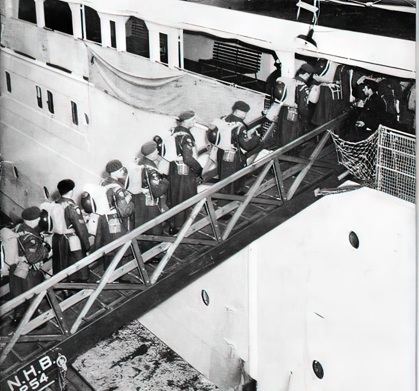Membres de l’atelier 191 du GEMRC embarquant sur un transporteur de troupes Américain prenant la mer pour Pusan (avril 1951)