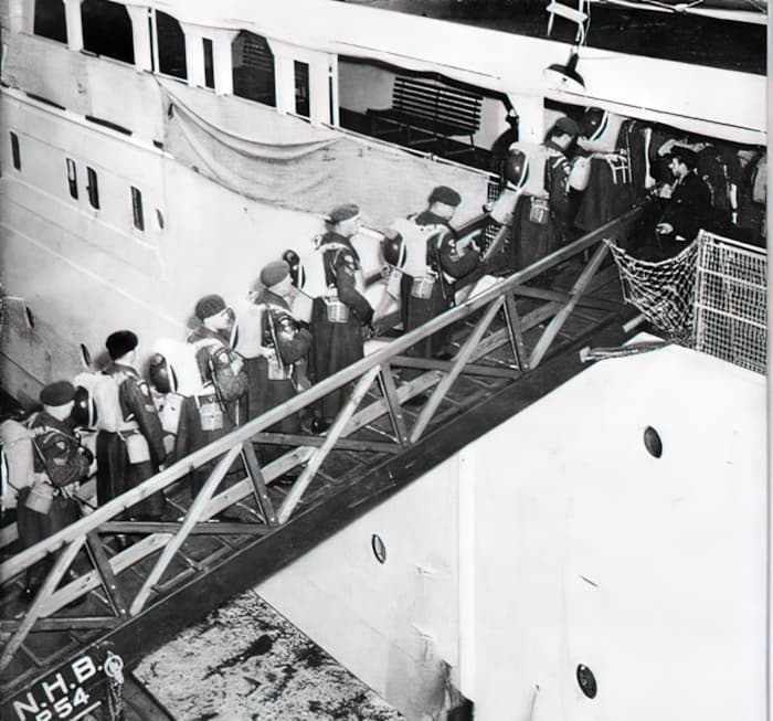 Membres de l’atelier 191 du GEMRC embarquant sur un transporteur de troupes Américain prenant la mer pour Pusan (avril 1951)