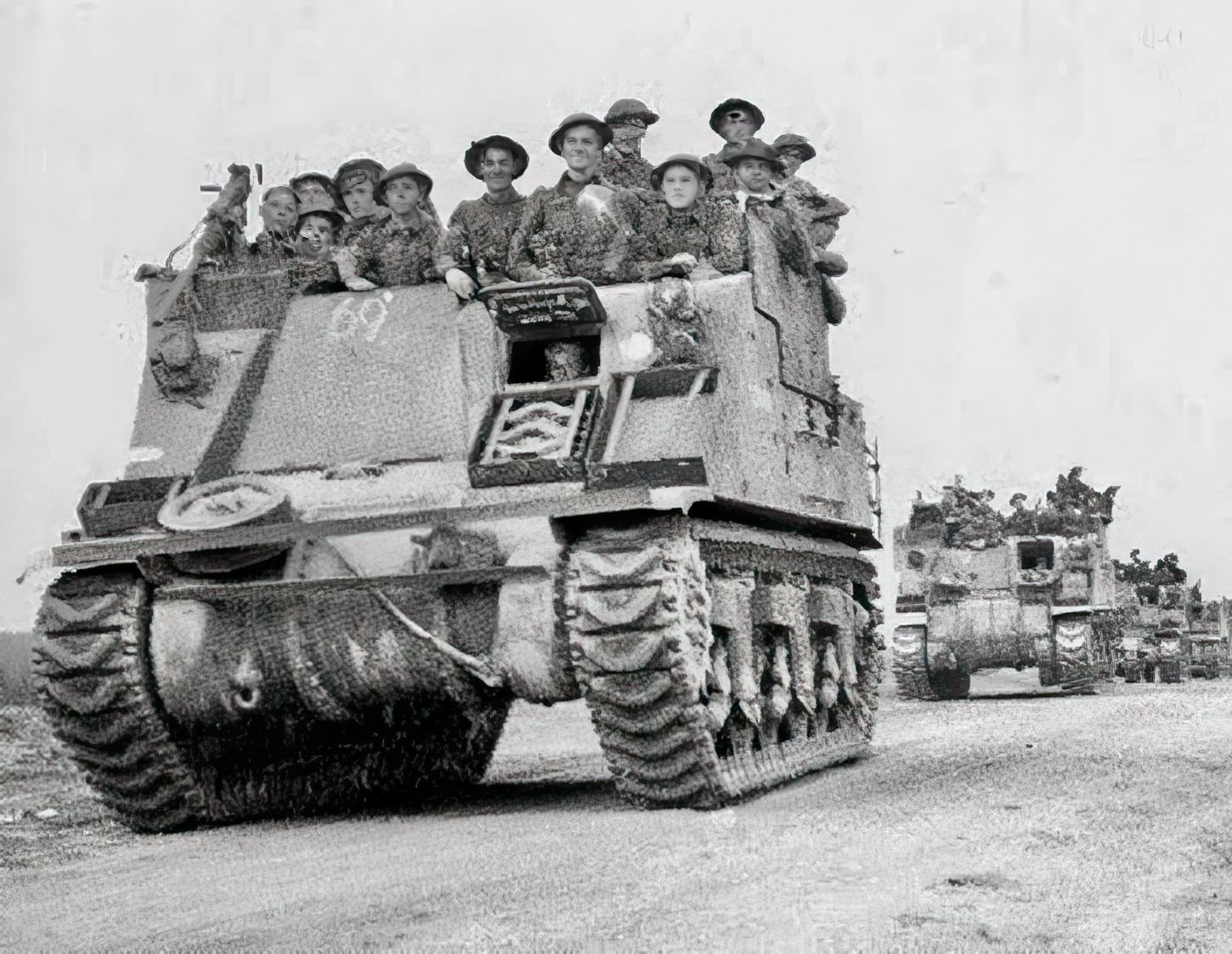 Démantèlement d’un véhicule Priest : « Déposer le canon – Souder une plaque sur l’avant – Déposer le moteur et effectuer une vérification et une remise en état de 100 heures – Remise en état de la transmission et des freins  ».