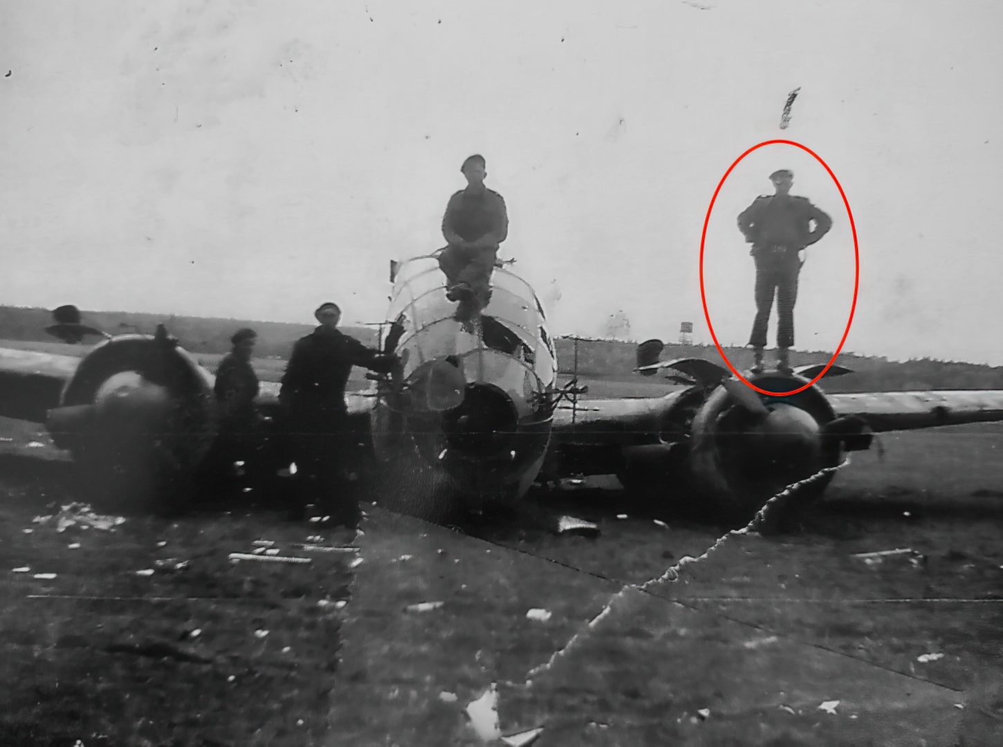 Le 2 mai 1945. Le Capt Duncan, debout sur le moteur du bombardier Ju 188 après que son équipage se soit rendu aux membres du LAD Kangourou.