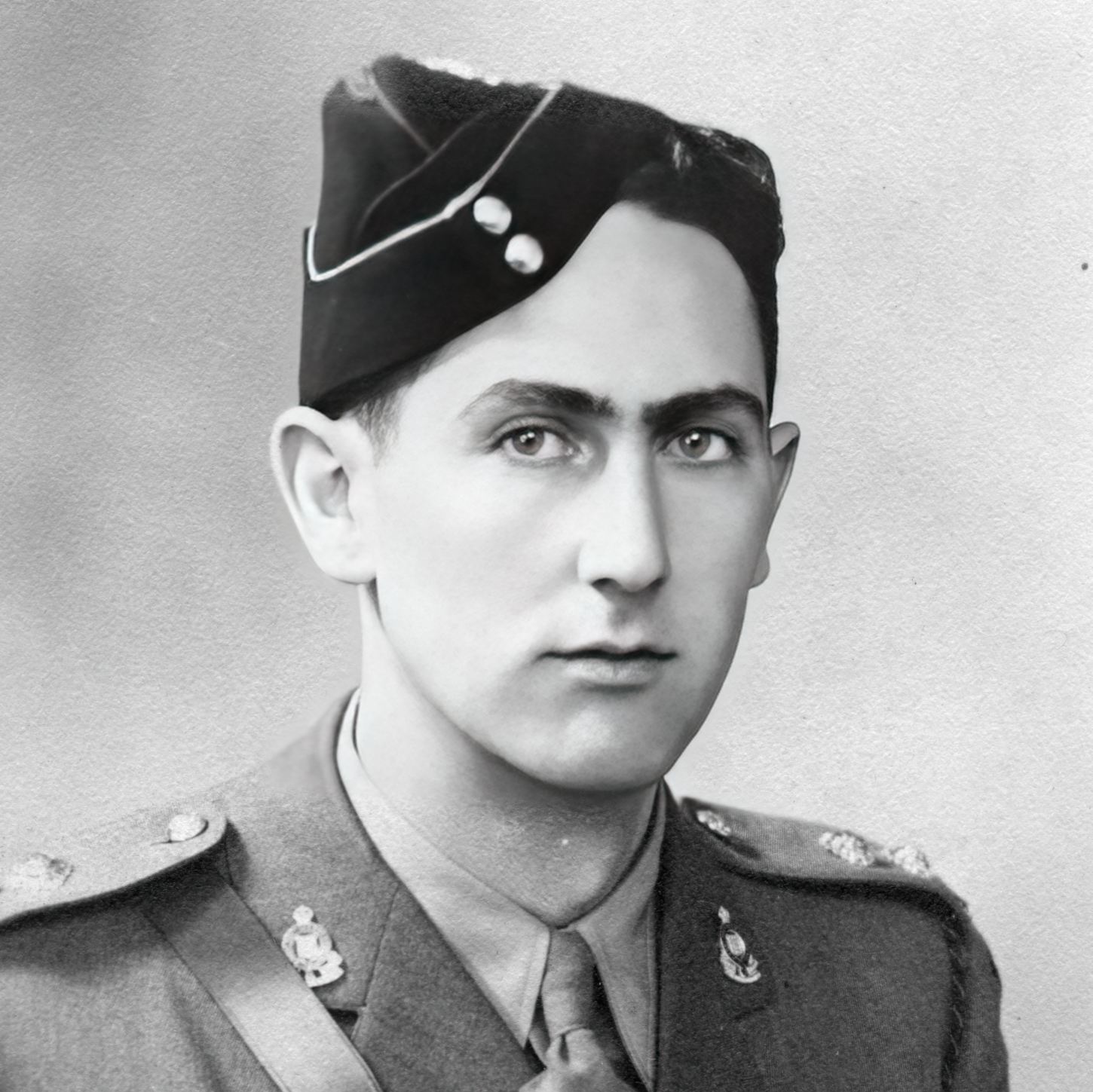 Une première photo de Bert Hargrave (alors lieutenant). Hargrave allait plus tard devenir député fédéral de Medecine Hat, Alberta.