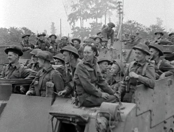 Des véhicules blindés de transport de troupes Priest Kangourou, avec à leur bord des troupes de la 4e Brigade d'infanterie canadienne, 2e Division d'infanterie canadienne, dans la soirée du 7 août 1944, avant l'opération Totalize.